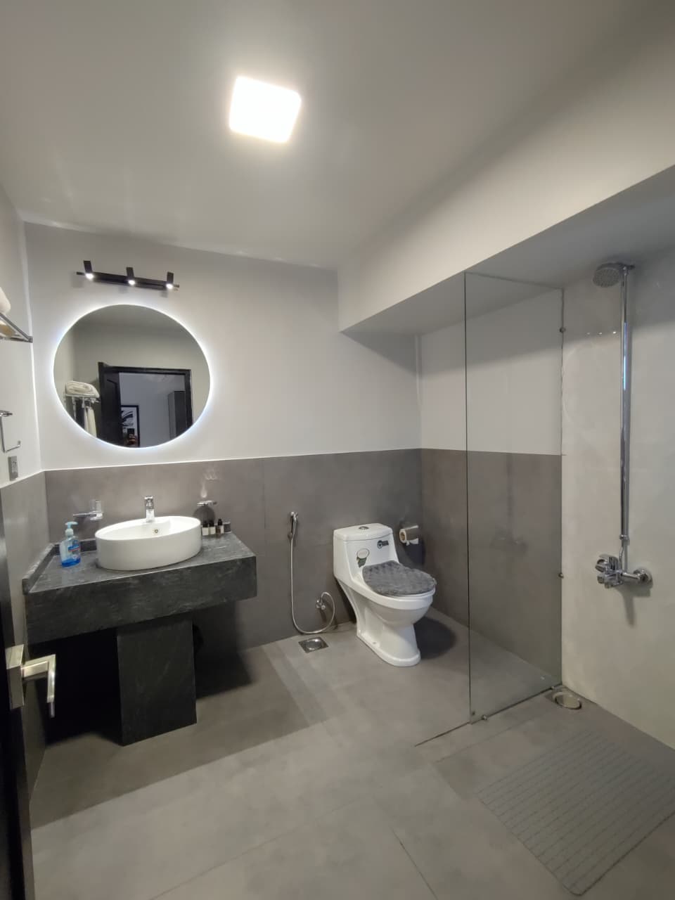 10 Bedroom Near Aga Khan, Dhoraji