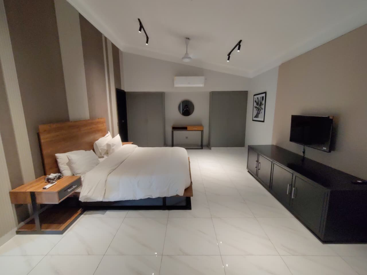 10 Bedroom Near Aga Khan, Dhoraji