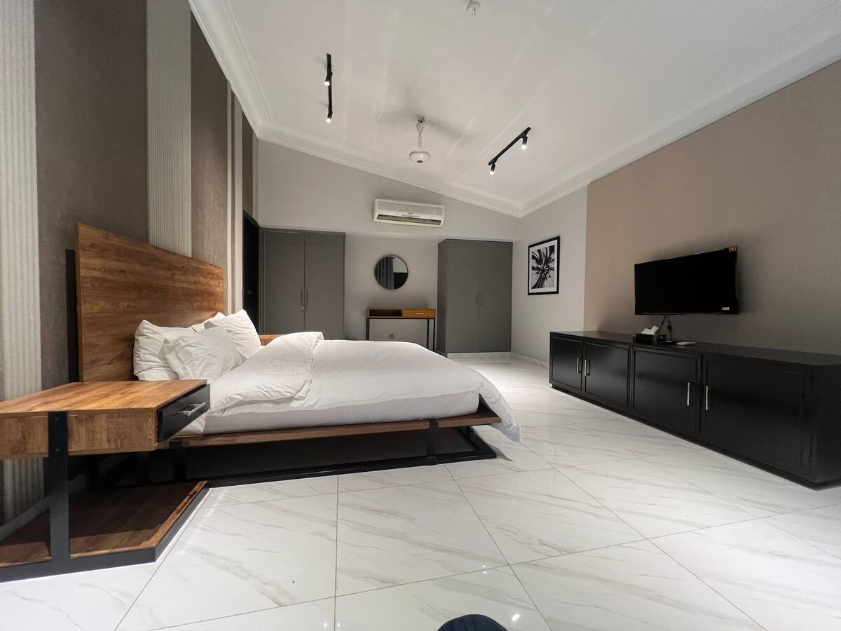 1 Bedroom Master Suite in Dhoraji (Aga Khan)